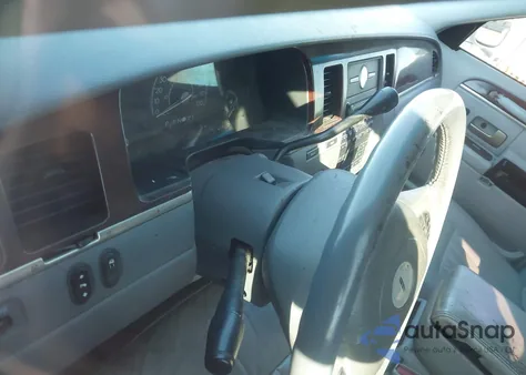 2004 Lincoln Town Car Signature z USA, uszkodzony, nr VIN 1LNHM81WX4Y617921